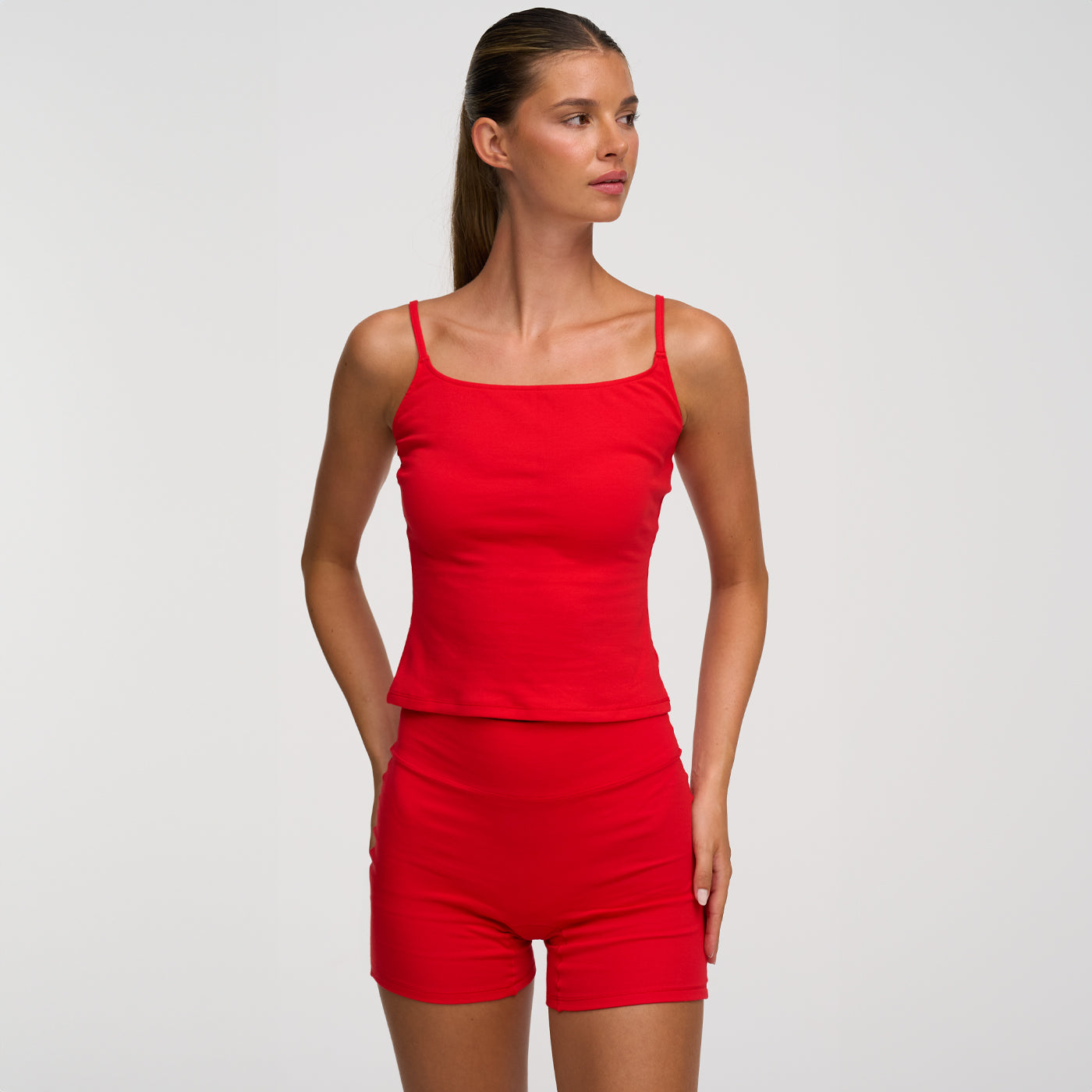 <div>Das Model ist 1,76m groß</div><span></span><div>und trägt Größe S</div>