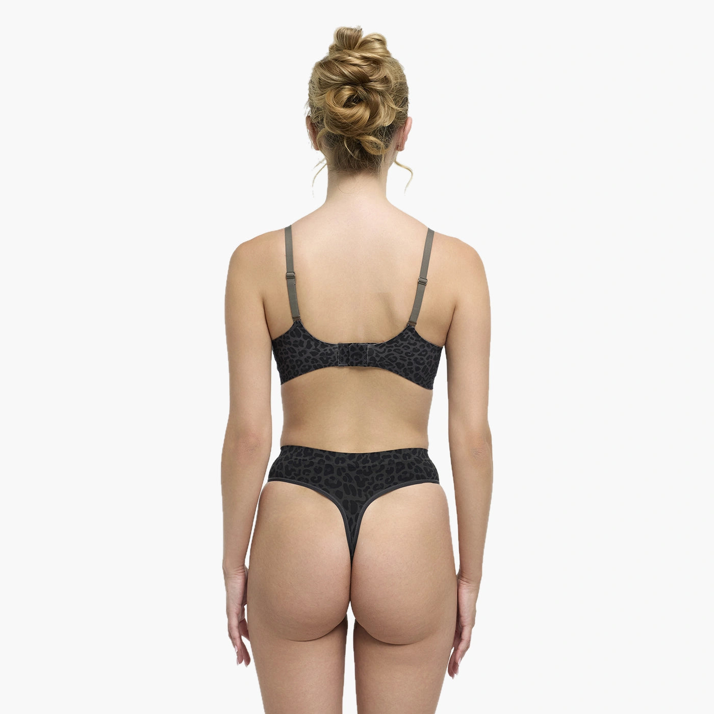 Das Model ist 1,73m groß und trägt Größe S.