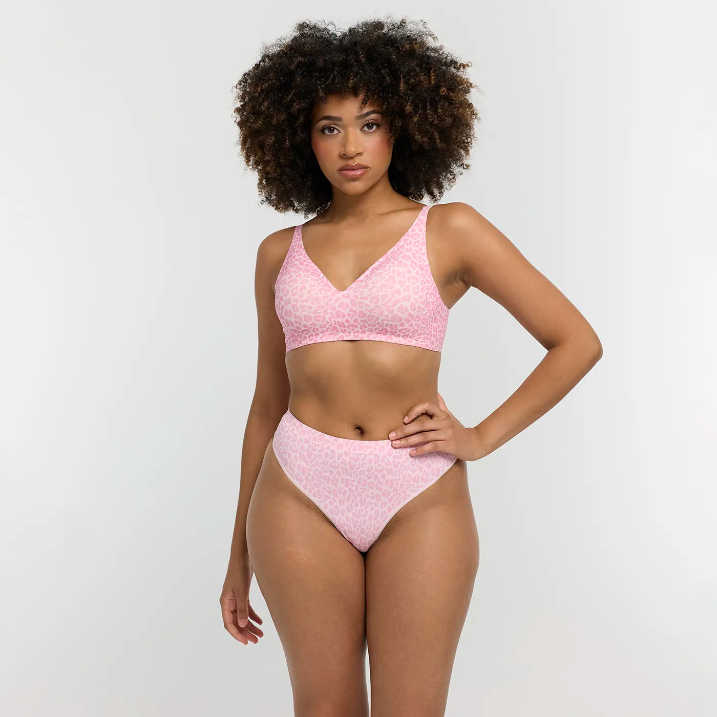 Das Model ist 1,77m groß und trägt Größe L.