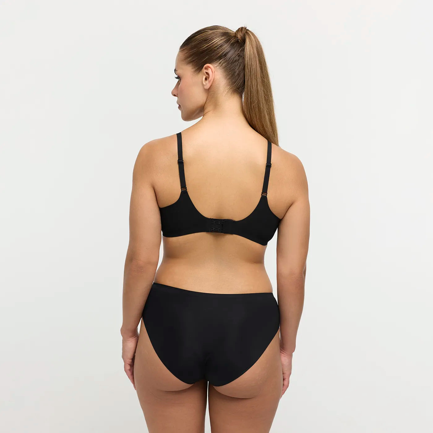 Das Model ist 1,67 m groß und hat die Körbchengröße 80C