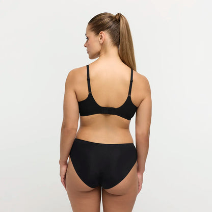 Das Model ist 1,67m groß und trägt Größe M.