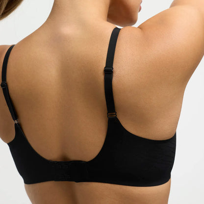 Das Model ist 1,67 m groß und hat die Körbchengröße 80C
