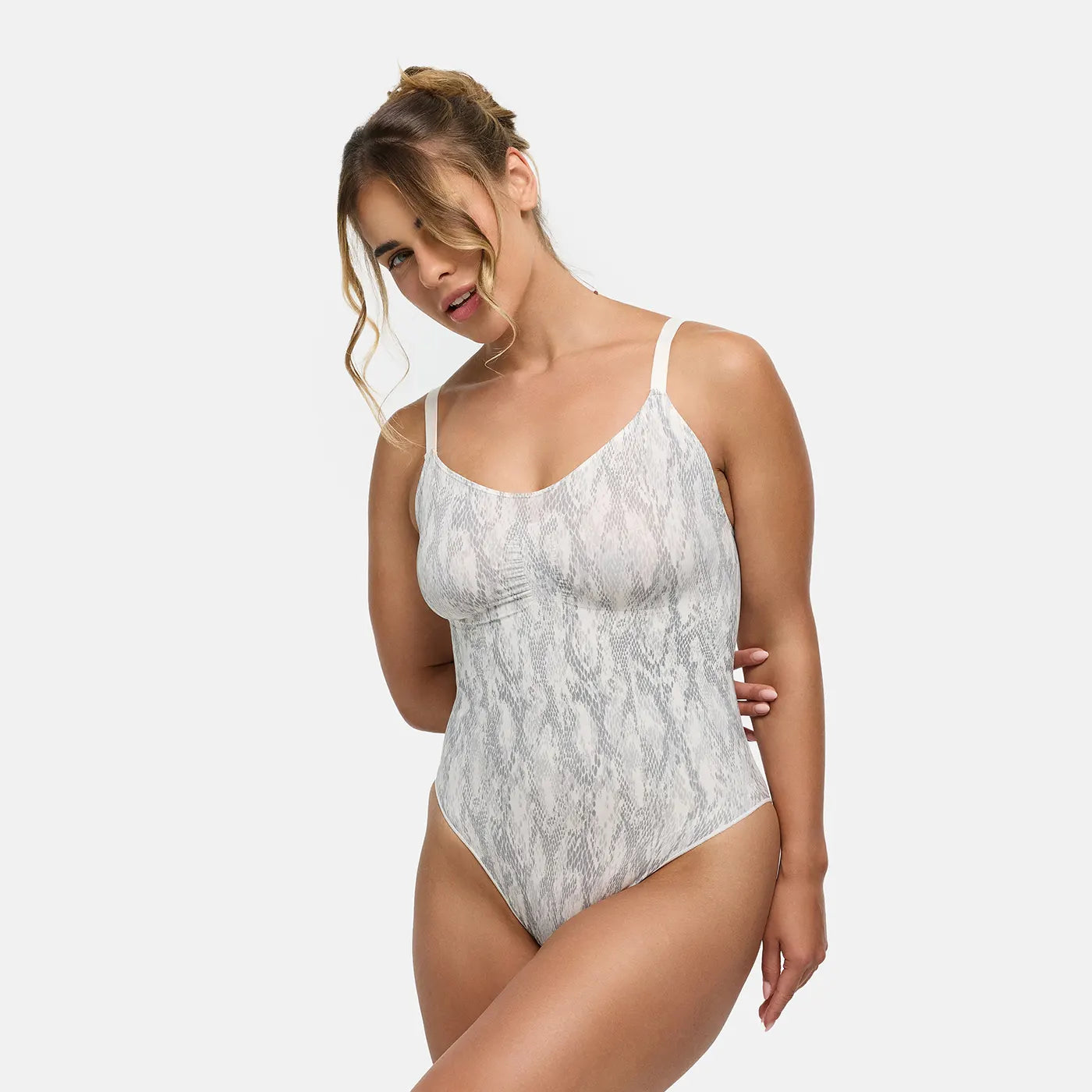 Das Model ist 1,70m groß und trägt Größe L