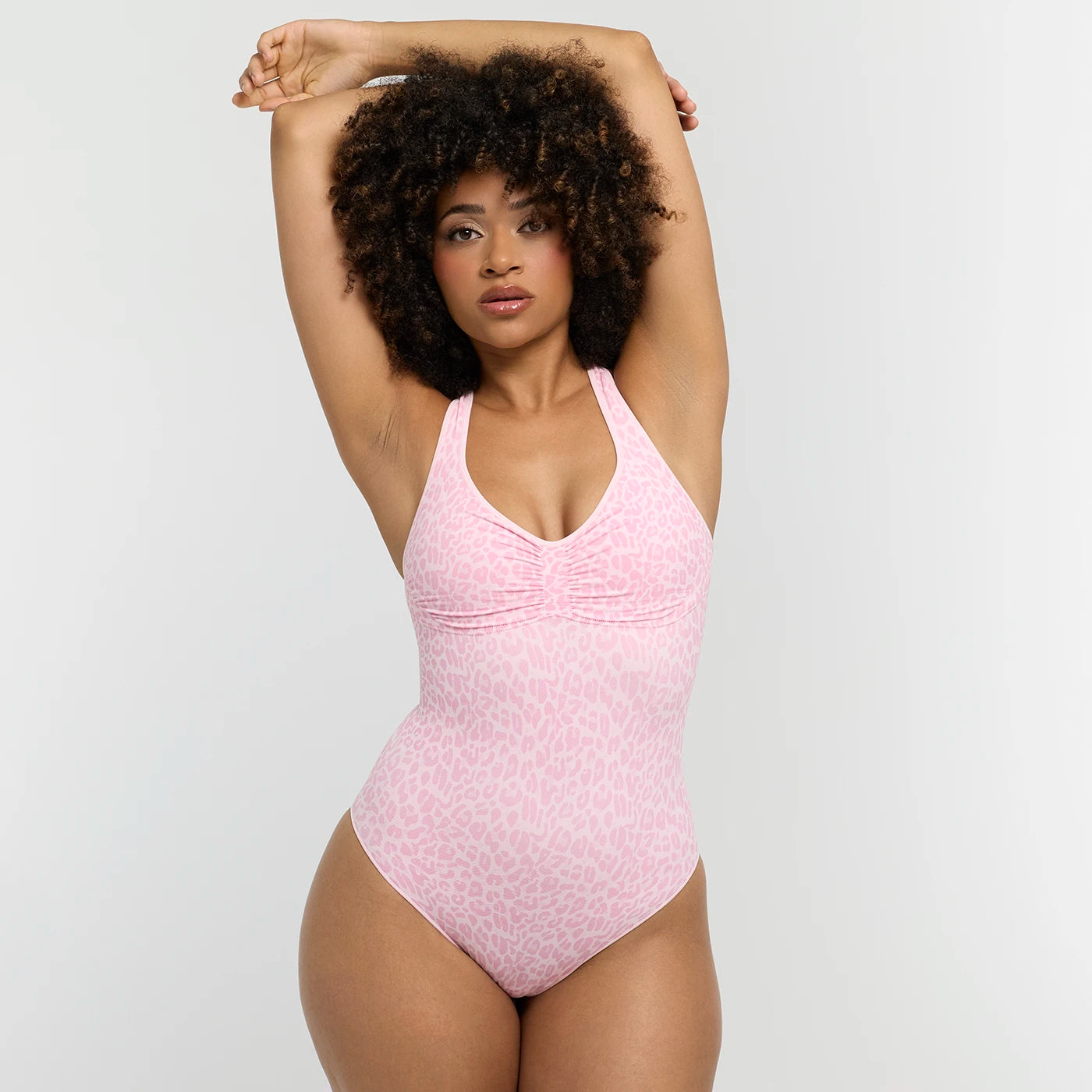 Body reductor tipo halter con copas integradas y corte tipo slip